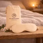 Masque de nuit en bambou Jo Browne avec pochette – Présentation sur meuble au pied du lit