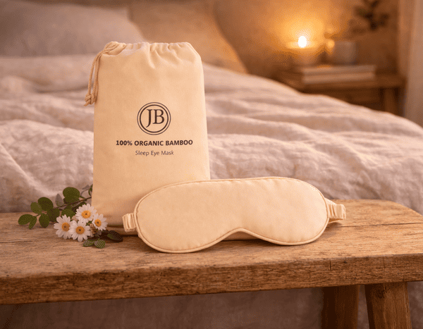 Masque de nuit en bambou Jo Browne avec pochette – Présentation sur meuble au pied du lit