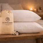 Taies d’oreiller en bambou bio 400 fils Jo Browne avec pochette, mises en scène dans une chambre apaisante à lumière du soir