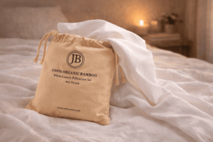 Set de taies d’oreiller en bambou Jo Browne dans une chambre apaisée, ambiance chaleureuse et lumière du soir