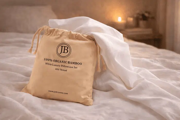 Set de taies d’oreiller en bambou Jo Browne dans une chambre apaisée, ambiance chaleureuse et lumière du soir