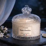 Bougie parfumée Nuit Étoilée de L'Échoppe Buissonnière dans un pot en verre ouvragé avec couvercle
