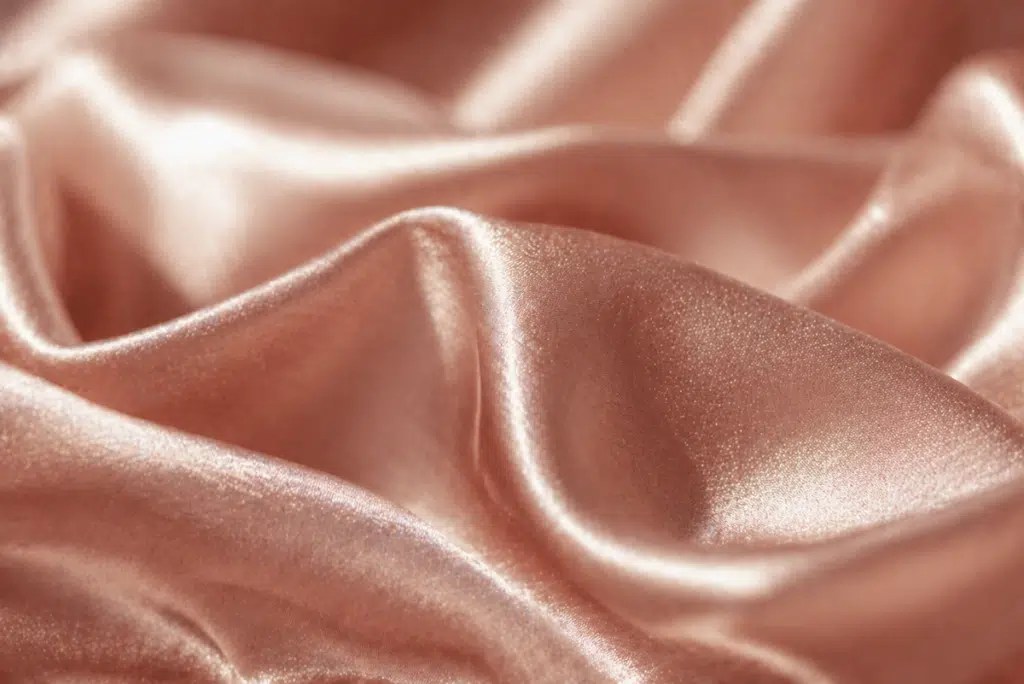 Taie d'oreiller en satin Rose gold MAEVA QUEEN, illustration des bienfaits du satin pour le sommeil