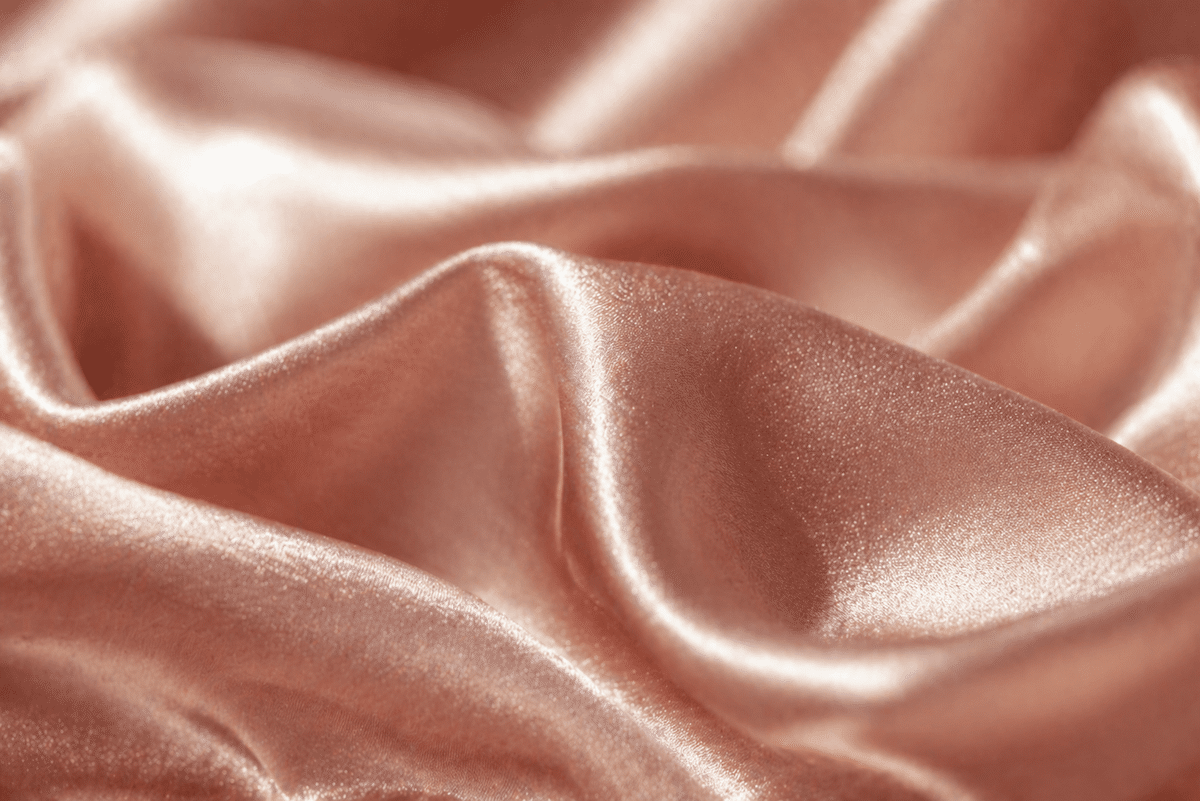 Taie d'oreiller en satin Rose gold MAEVA QUEEN, illustration des bienfaits du satin pour le sommeil