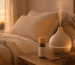 Flacon Jo Browne Sleep et diffuseur d'huile essentielle pour dormir sur une table de chevet avec lavande