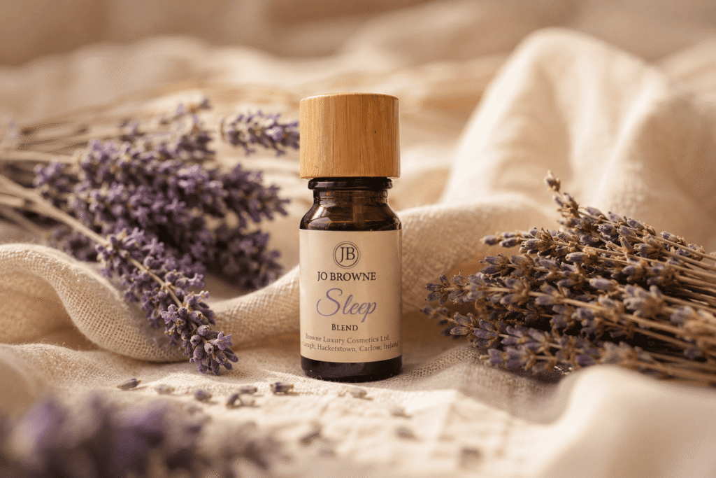 Brins de lavande et flacon d'huile essentielle, l'huile la plus étudiée pour le sommeil