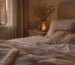 Chambre baignée d'une lumière douce de fin d'été, propice au recalage du rythme de sommeil avant la rentrée