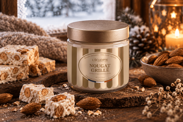 Bougie parfumée Nougat Grillé L'Échoppe Buissonnière dans un pot en verre avec couvercle métal et étiquette hiver métallisée