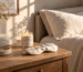 Cadeau pour quelqu'un qui dort mal : masque de nuit et bougie sur une table de chevet