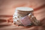 Bougie végétale Instant Zen de REYELO en pot de verre, couvercle en liège et pompon en ficelle