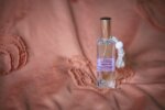Flacon de brume d’oreiller bio Instant Zen de REYELO posé sur un linge de lit
