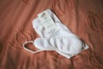 Masque de nuit en bambou Jo Browne avec sa pochette en tissu et son étiquette