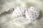 Masque de nuit chauffant SOOPZ en coton blanc à petits cœurs, posé sur sa pochette de rangement