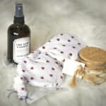 Pack rituel du soir Déconnexion : brume d’ambiance Thé noir & Vanille, masque chauffant lin et lavande à motif cœurs et bougie bien-être Cannelle