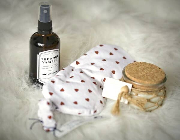 Pack rituel du soir Déconnexion : brume d’ambiance Thé noir & Vanille, masque chauffant lin et lavande à motif cœurs et bougie bien-être Cannelle