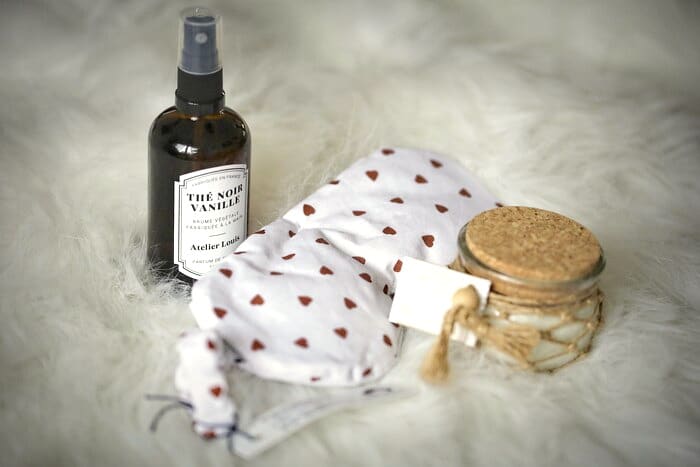 Pack rituel du soir Déconnexion : brume d’ambiance Thé noir & Vanille, masque chauffant lin et lavande à motif cœurs et bougie bien-être Cannelle