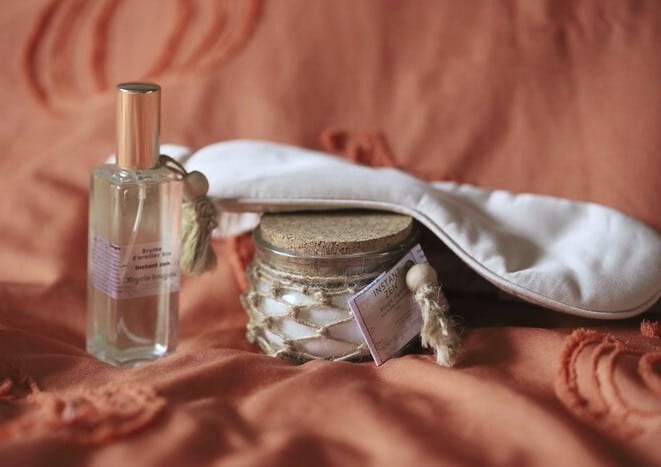 Pack rituel du soir Découverte : bougie bien-être Instant Zen, brume d’oreiller bio et masque de nuit en bambou